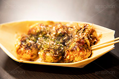 たこ焼き,たこやき,タコヤキ,大阪名物,粉もん,小麦粉,ソウルフード,日本料理,日本食,和食,アツアツ,あつあつ,熱々,たこ,タコ,ソース,青のり,鰹節,かつお節,japan,湯気,つまようじ,爪楊枝,ファーストフード,ファストフード,フルサイズ撮影,祭り,夏祭り,屋台,出店,露店
