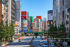 西武新宿駅前,西武新宿,駅,駅前,高架,高架下,ガード下,線路,鉄道,交差点,駅ビル,新宿,新宿区,JR,SS01,歌舞伎町,shinjuku,西新宿,繁華街,青空,繫華街,夜の街,夜の町,フルサイズ撮影