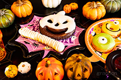 ハロウィンスイーツ,ハロウィン,ハロウィーン,はろうぃん,パーティー,お菓子,菓子,こども,子供,キッズ,ジャックオーランタン,ランタン,かぼちゃ,カボチャ,南瓜,ランタン,オーナメント,飾り,イベント,モンスター,おばけ,オバケ,ゴースト,スイーツ,秋,パンプキン,行事,ドーナツ,cake,ornament,kids,ghost,Halloween,party,pumpkin,donut,フルサイズ撮影