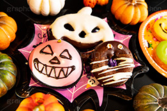 ハロウィンスイーツ,ハロウィン,ハロウィーン,はろうぃん,パーティー,お菓子,菓子,こども,子供,キッズ,ジャックオーランタン,ランタン,かぼちゃ,カボチャ,南瓜,ランタン,オーナメント,飾り,イベント,モンスター,おばけ,オバケ,ゴースト,スイーツ,秋,パンプキン,行事,ドーナツ,cake,ornament,kids,ghost,Halloween,party,pumpkin,donut,フルサイズ撮影