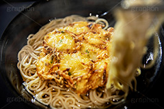 かき揚げそば,かき揚げ蕎麦,かき揚げ,かきあげ,天ぷら,揚げ物,ソバ,蕎麦,そば,だし,出汁,ダシ,蕎麦粉,日本料理,日本食,和食,つゆ,蕎麦汁,茹,ねぎ,ネギ,麺料理,麺類,japan,レンゲ,ファーストフード,ファストフード,湯気,フルサイズ撮影