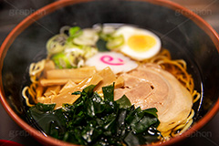 醤油ラーメン,ラーメン,らーめん,麺,麺類,中華麺,麺料理,国民食,日本拉麺,しょうゆ,醤油,中華そば,湯気,なると,ナルト,ワカメ,わかめ,味玉,たまご,玉子,チャーシュー,懐かしい,湯気,Ramen,Chinese noodles,フルサイズ撮影