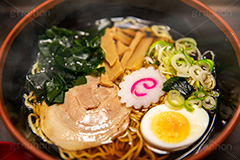 醤油ラーメン,ラーメン,らーめん,麺,麺類,中華麺,麺料理,国民食,日本拉麺,しょうゆ,醤油,中華そば,湯気,なると,ナルト,ワカメ,わかめ,味玉,たまご,玉子,チャーシュー,懐かしい,湯気,Ramen,Chinese noodles,フルサイズ撮影