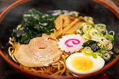 醤油ラーメン,ラーメン,らーめん,麺,麺類,中華麺,麺料理,国民食,日本拉麺,しょうゆ,醤油,中華そば,湯気,なると,ナルト,ワカメ,わかめ,味玉,たまご,玉子,チャーシュー,懐かしい,湯気,Ramen,Chinese noodles,フルサイズ撮影
