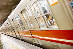 御堂筋線,駅のホーム,駅,ホーム,電車,車両,通勤,通学,マナー,ルール,黄色い線,地下鉄,電車/鉄道,大阪,train,rule,manner,フルサイズ撮影