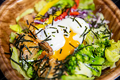 チキンと温玉サラダ,チキン,温玉,温泉卵,たまご,半熟,サラダ,洋食,ヘルシー,ダイエット,鶏,レタス,パプリカ,ブロッコリー,コンビニ,healthy,diet,salad,lettuce,paprika,chicken