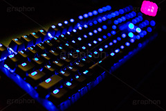 光るゲーミングマウスとキーボード,光る,ネオン,ネトゲ,オンライン,ゲーム,ゲーミング,高機能,ハイスペック,操作,キーボード,パソコン,PC,入力,keyboard,digital,Internet,computer,mouse,game,マウス,インターネット,デジタル,フルサイズ撮影,eSports,e-Sports,eスポーツ,イースポーツ,勝負,バトル