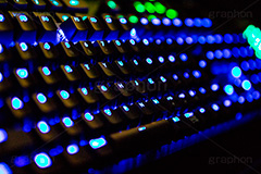 光るゲーミングマウスとキーボード,光る,ネオン,ネトゲ,オンライン,ゲーム,ゲーミング,高機能,ハイスペック,操作,キーボード,パソコン,PC,入力,keyboard,digital,Internet,computer,mouse,game,マウス,インターネット,デジタル,フルサイズ撮影,eSports,e-Sports,eスポーツ,イースポーツ,勝負,バトル