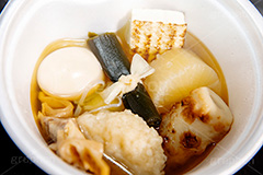 コンビニおでん,おでん,温か,ホット,ダイエット,和食,日本食,コンビニ,たまご,卵,だいこん,大根,ちくわ,竹輪,焼き豆腐,豆腐,昆布,こんぶ,つみれ,牛すじ,串,だし,出汁,汁,冬,湯気,カップ,あったか,diet,japan,フルサイズ撮影