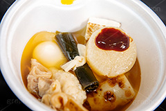おでんには味噌でしょ,コンビニおでん,おでん,温か,ホット,ダイエット,和食,日本食,コンビニ,たまご,卵,だいこん,大根,ちくわ,竹輪,焼き豆腐,豆腐,昆布,こんぶ,つみれ,牛すじ,串,だし,出汁,汁,冬,湯気,カップ,からし,辛子,みそ,味噌,タレ,たれ,あったか,diet,japan,フルサイズ撮影