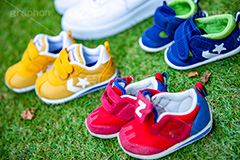子供たちの靴,子供,靴,くつ,ファッション,芝生,脱ぎ,キッズ,kids,shoes,cute,遊び,小さい,かわいい,外,スニーカー,脱ぐ,フルサイズ撮影