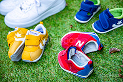 子供たちの靴,子供,靴,くつ,ファッション,芝生,脱ぎ,キッズ,kids,shoes,cute,遊び,小さい,かわいい,外,スニーカー,脱ぐ,フルサイズ撮影