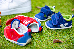 子供たちの靴,子供,靴,くつ,ファッション,芝生,脱ぎ,キッズ,kids,shoes,cute,遊び,小さい,かわいい,外,スニーカー,脱ぐ,フルサイズ撮影