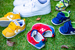 子供たちの靴,子供,靴,くつ,ファッション,芝生,脱ぎ,キッズ,kids,shoes,cute,遊び,小さい,かわいい,外,スニーカー,脱ぐ,フルサイズ撮影