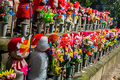 千躰子育地蔵尊,増上寺,芝公園,浄土宗,地蔵,お地蔵さん,子育て,安産,子供,こども,祈願,頭巾,赤い頭巾,風車,並ぶ,多い,大量,寺院,寺,参拝,重要文化財,文化財,港区,japan,temple,フルサイズ撮影