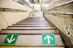 地下への階段,階段,地下鉄,タイル,上がる,上る,下る,下がる,矢印,地下,駅,station,フルサイズ撮影