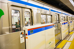 駅のホーム,駅,ホーム,電車,通勤,通学,マナー,ルール,黄色い線,ホームドア,ドア,安全,注意,芝公園,三田線,都営,地下鉄,フルサイズ撮影,電車/鉄道,train,rule,manner