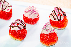 イチゴチョコ,いちごチョコ,チョコ,いちご,イチゴ,苺,フルーツ,溶け,垂れ,スイーツ,デザート,おやつ,甘い,甘酸っぱい,チョコレート,ディップ,トッピング,デコレーション,クッキング,バレンタイン,手作り,ホワイトチョコ,果実,ホワイトデー,dessert,chocolate,strawberry,cooking,valentine