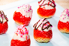 イチゴチョコ,いちごチョコ,チョコ,いちご,イチゴ,苺,フルーツ,溶け,垂れ,スイーツ,デザート,おやつ,甘い,甘酸っぱい,チョコレート,ディップ,トッピング,デコレーション,クッキング,バレンタイン,手作り,ホワイトチョコ,果実,ホワイトデー,dessert,chocolate,strawberry,cooking,valentine