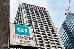 東京日本橋タワー,タワー,ショップ,レストラン,商業施設,商業,ショッピング,tower,building,shopping,高層ビル,ビル,中央区,施設,オフィス,オフィスビル,ビジネス,office,business,交差点,日本橋駅,駅前,地下鉄,看板,標示