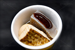 おでんには味噌でしょ,コンビニおでん,おでん,温か,ホット,ダイエット,和食,日本食,コンビニ,こんにゃく,コンニャク,たまご,卵,焼き豆腐,豆腐,だし,出汁,汁,冬,湯気,カップ,みそ,味噌,タレ,たれ,あったか,diet,japan,フルサイズ撮影