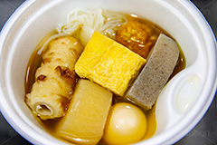 コンビニおでん,おでん,温か,ホット,ダイエット,和食,日本食,コンビニ,たまご,卵,だいこん,大根,ちくわ,竹輪,だし巻き卵,白滝,こんにゃく,蒟蒻,だし,出汁,汁,冬,湯気,あったか,diet,japan,フルサイズ撮影