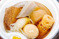コンビニおでん,おでん,温か,ホット,ダイエット,和食,日本食,コンビニ,たまご,卵,だいこん,大根,ちくわ,竹輪,白滝,こんにゃく,蒟蒻,厚揚げ,だし,出汁,汁,冬,湯気,からし,辛子,あったか,diet,japan,フルサイズ撮影