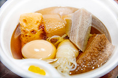 コンビニおでん,おでん,温か,ホット,ダイエット,和食,日本食,コンビニ,たまご,卵,だいこん,大根,ちくわ,竹輪,白滝,こんにゃく,蒟蒻,厚揚げ,だし,出汁,汁,冬,湯気,からし,辛子,あったか,diet,japan,フルサイズ撮影
