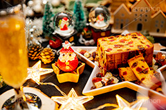 フルーツケーキ,クリスマス,CHRISTMAS,cake,dessert,winter,ornament,オーナメント,サンタ,サンタクロース,装飾,いちご,苺,イチゴ,スイーツ,デザート,冬,ドライフルーツ,レーズン,粉砂糖,ラム酒,ブランデー,フルサイズ撮影