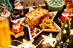 フルーツケーキ,クリスマス,CHRISTMAS,cake,dessert,winter,ornament,オーナメント,サンタ,サンタクロース,装飾,いちご,苺,イチゴ,スイーツ,デザート,冬,ドライフルーツ,レーズン,粉砂糖,ラム酒,ブランデー,フルサイズ撮影