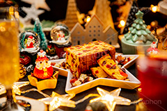 フルーツケーキ,クリスマス,オーナメント,サンタ,サンタクロース,装飾,いちご,苺,イチゴ,スイーツ,デザート,冬,ドライフルーツ,レーズン,粉砂糖,ラム酒,ブランデー,CHRISTMAS,cake,dessert,winter,ornament,フルサイズ撮影