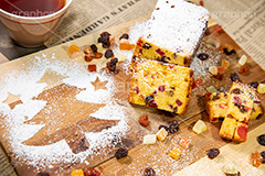 フルーツケーキ,クリスマス,CHRISTMAS,cake,dessert,winter,tea,ツリー,クリスマスツリー,スイーツ,デザート,冬,ドライフルーツ,レーズン,粉砂糖,紅茶,カップ,ティー,ラム酒,ブランデー,フルサイズ撮影