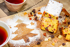フルーツケーキ,クリスマス,CHRISTMAS,cake,dessert,winter,tea,ツリー,クリスマスツリー,スイーツ,デザート,冬,ドライフルーツ,レーズン,粉砂糖,紅茶,カップ,ティー,ラム酒,ブランデー,フルサイズ撮影