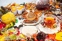 秋の茶会,モンブラン,栗,くり,マロン,パーティー,ケーキ,マフィン,甘い,紅茶,ティー,お茶会,おやつ,お菓子,菓子,スイーツ,秋,秋の味覚,森,りす,リス,ドングリ,どんぐり,木の実,切り株,フォーク,カップ,ポット,ティーポット,party,autumn,tea,cake,cup,pot,フルサイズ撮影