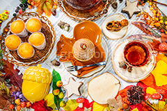 秋の茶会,モンブラン,栗,くり,マロン,パーティー,ケーキ,マフィン,甘い,紅茶,ティー,お茶会,おやつ,お菓子,菓子,スイーツ,秋,秋の味覚,森,りす,リス,ドングリ,どんぐり,木の実,切り株,フォーク,カップ,ポット,ティーポット,party,autumn,tea,cake,cup,pot,フルサイズ撮影