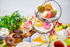 アフタヌーンティー,チーズケーキ,エクレア,ドーナツ,チョコ,チョコレート,パーティー,庭,ガーデン,garden,party,spring,tea,cake,cup,pot,macron,マシュマロ,カップ,ポット,ケーキ,マフィン,甘味,甘い,紅茶,ティー,お茶会,おやつ,お菓子,菓子,スイーツ,春,花,花びら,ガーリー,女子力,可愛い,かわいい,マカロン,フォーク,フルサイズ撮影