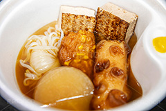 コンビニおでん,おでん,温か,ホット,ダイエット,和食,日本食,コンビニ,だいこん,大根,ちくわ,竹輪,焼き豆腐,豆腐,白滝,だし,出汁,汁,冬,湯気,カップ,からし,辛子,あったか,diet,japan,フルサイズ撮影