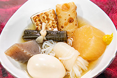 おでん,温か,ホット,ダイエット,和食,日本食,こんにゃく,昆布,こんぶ,たまご,玉子,だいこん,大根,ちくわ,竹輪,焼き豆腐,豆腐,白滝,だし,出汁,汁,冬,湯気,からし,辛子,はし,箸,あったか,diet,japan,フルサイズ撮影