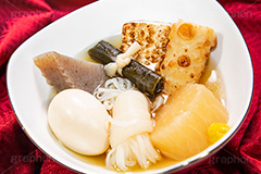 おでん,温か,ホット,ダイエット,和食,日本食,こんにゃく,昆布,こんぶ,たまご,玉子,だいこん,大根,ちくわ,竹輪,焼き豆腐,豆腐,白滝,だし,出汁,汁,冬,湯気,からし,辛子,はし,箸,あったか,diet,japan,フルサイズ撮影