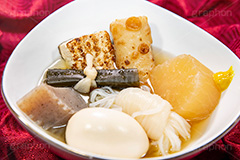 おでん,温か,ホット,ダイエット,和食,日本食,こんにゃく,昆布,こんぶ,たまご,玉子,だいこん,大根,ちくわ,竹輪,焼き豆腐,豆腐,白滝,だし,出汁,汁,冬,湯気,からし,辛子,はし,箸,あったか,diet,japan,フルサイズ撮影