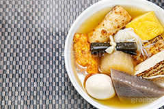 おでん,温か,ホット,ダイエット,和食,日本食,こんにゃく,昆布,こんぶ,たまご,玉子,だいこん,大根,ちくわ,竹輪,焼き豆腐,豆腐,白滝,出し巻き玉子,だし,出汁,汁,冬,湯気,あったか,diet,japan,フルサイズ撮影