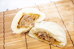 中華まん,中華,中国料理,中華料理,点心,肉まん,豚まん,あつあつ,熱々,蒸す,湯気,コンビニ,冬,winter,割る,中身,具,おやつ,フルサイズ撮影