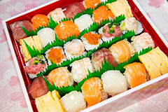 手まり寿司,たくさんの寿司,寿司,すし,寿し,スシ,鮨,鮓,早鮨,米飯,酢飯,ネタ,しゃり,シャリ,手鞠,手まり,握り,にぎり,生鮮,魚介,海鮮,日本食,日本料理,和食,シーフード,sushi,japanese,seafood,japan,イクラ,いくら,マグロ,まぐろ,赤身,イカ,サーモン,炙り,たまご,玉子,えび,エビ,海老,ネギトロ,ねぎとろ,軍艦,巻き,のり,海苔,パーティー,たくさん,詰め合わせ,刺身,正月,花見,さくら,桜,フルサイズ撮影,お正月