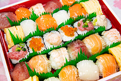 手まり寿司,たくさんの寿司,寿司,すし,寿し,スシ,鮨,鮓,早鮨,米飯,酢飯,ネタ,しゃり,シャリ,手鞠,手まり,握り,にぎり,生鮮,魚介,海鮮,日本食,日本料理,和食,シーフード,sushi,japanese,seafood,japan,イクラ,いくら,マグロ,まぐろ,赤身,イカ,サーモン,炙り,たまご,玉子,えび,エビ,海老,ネギトロ,ねぎとろ,軍艦,巻き,のり,海苔,パーティー,たくさん,詰め合わせ,刺身,正月,花見,さくら,桜,フルサイズ撮影,お正月