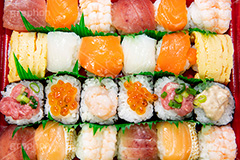 手まり寿司,たくさんの寿司,寿司,すし,寿し,スシ,鮨,鮓,早鮨,米飯,酢飯,ネタ,しゃり,シャリ,手鞠,手まり,握り,にぎり,生鮮,魚介,海鮮,日本食,日本料理,和食,シーフード,sushi,japanese,seafood,japan,イクラ,いくら,マグロ,まぐろ,赤身,イカ,サーモン,炙り,たまご,玉子,えび,エビ,海老,ネギトロ,ねぎとろ,軍艦,巻き,のり,海苔,パーティー,たくさん,詰め合わせ,刺身,正月,花見,フルサイズ撮影,お正月