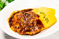 オムライス デミグラスソースかけ,デミグラスソース,デミグラス,ソース,ビーフ,肉,牛肉,beef,egg,オムライス,おむらいす,卵,たまご,タマゴ,玉子,鶏,米飯料理,ライス,オムレツ,焼く,とろとろ,トロトロ,洋食,フルサイズ撮影