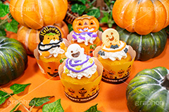 ハロウィンカップケーキ,ハロウィンパーティー,パーティー,ハロウィン,はろうぃん,ハロウィーン,カップケーキ,コーディネート,ケーキ,イベント,ジャックオランタン,ジャックオーランタン,パンプキン,スイーツ,秋,おやつ,デザート,お菓子,菓子,トリート,クリーム,生クリーム,チョコ,こども,子供,キッズ,行事,cake,Halloween,sweet,dessert,pumpkin,cream,chocolate,kids,フルサイズ撮影