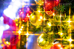 光り輝くクリスマスオーナメント,リース,イルミネーション,イルミ,電飾,電球,発光ダイオード,LED,冬,キラキラ,綺麗,きれい,キレイ,煌,輝,デート,クリスマス,CHRISTMAS,Xmas,ornament,illumination,飾り,デコレーション,イベント,オーナメント,ボール,フルサイズ撮影,雨の日,雨,水滴,雨粒