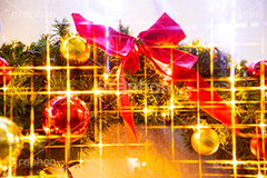 光り輝くクリスマスオーナメント,リース,イルミネーション,イルミ,電飾,電球,発光ダイオード,LED,冬,キラキラ,綺麗,きれい,キレイ,煌,輝,デート,クリスマス,CHRISTMAS,Xmas,ornament,illumination,ribbon,リボン,飾り,デコレーション,イベント,オーナメント,ボール,フルサイズ撮影,雨の日,雨,水滴,雨粒