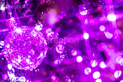 光り輝くクリスマスオーナメント,リース,イルミネーション,イルミ,電飾,電球,発光ダイオード,LED,冬,キラキラ,綺麗,きれい,キレイ,煌,輝,デート,クリスマス,CHRISTMAS,Xmas,ornament,illumination,飾り,デコレーション,イベント,オーナメント,ボール,フルサイズ撮影,雨の日,雨,水滴,雨粒